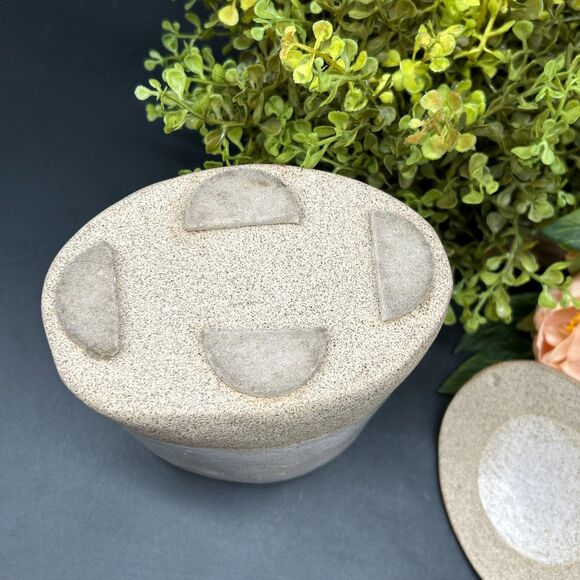 Vintage Pottery Bee Canister Lidded Jar Artisan Made signed - Picture 6 of 7